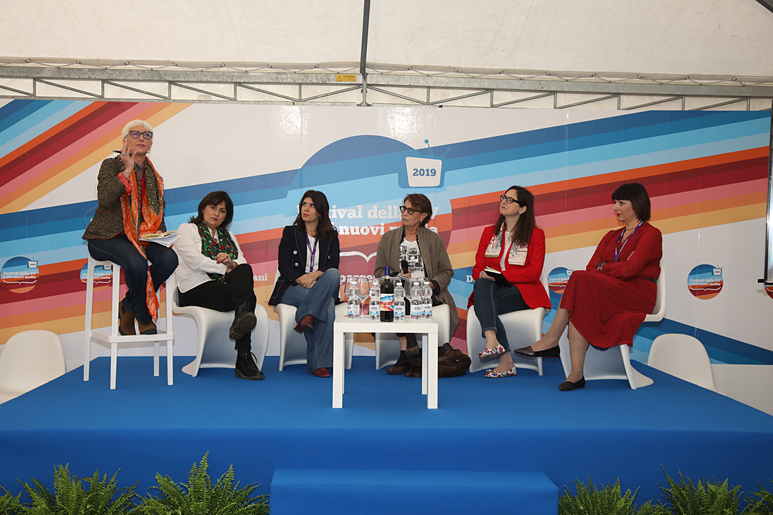 Festival della TV e dei Nuovi Media 2019_100.jpg - Il Ruolo della donna nel mondo dei media: contenuti, rappresentanza e stereotipi La responsabilizzazione dei produttori televisivi, degli editori e, più in generale, di chi lavora nell’industria dei media  deve concorrere ad affrontare i problemi degli stereotipi al femminile per una rinascita  sociale della donna grazie alla grande potenza comunicativa dei media.In collaborazione con Women in Film, Tv & Media Italia Giulia Blasi, Mussi Bollini, Daniela Collu, Astrid De Berardinis, Simona Ercolani, Raffaella Masoero con Alessandra Comazzi
